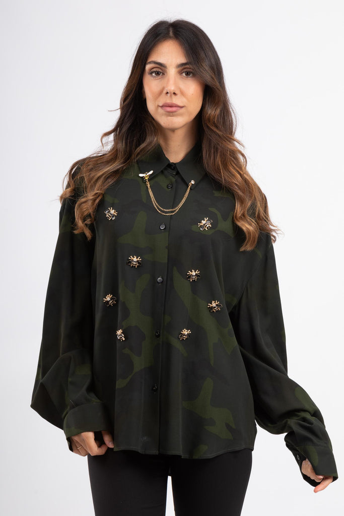 Camicia cotone oversixe mimetico con spille ape SHIRT 8FW25 CAMUFLAGE ROSSANO PERINI 